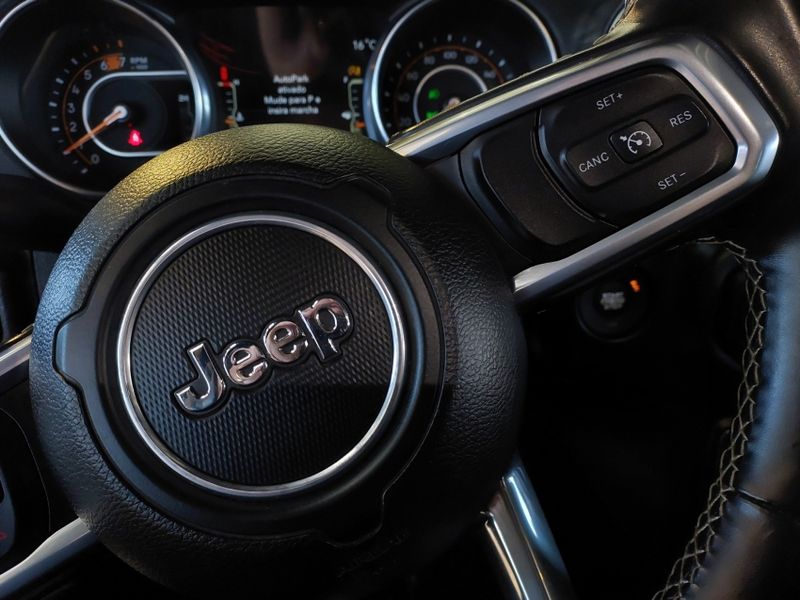 JEEP WRANGLER 2.0 TURBO GASOLINA UNLIMITED OVERLAND 4P 4X4 AT8 2021/2021 BETIOLO NOVOS E SEMINOVOS LAJEADO / Carros no Vale