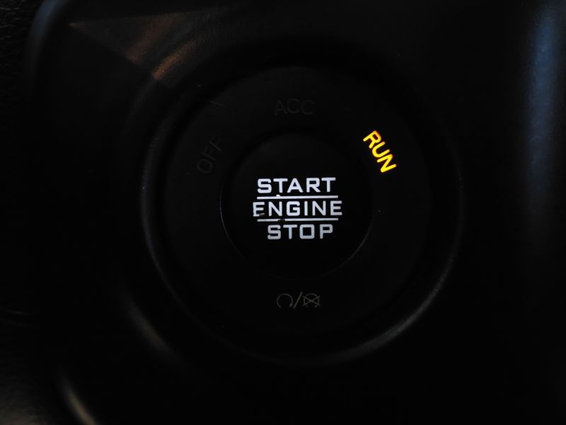 JEEP WRANGLER 2.0 TURBO GASOLINA UNLIMITED OVERLAND 4P 4X4 AT8 2021/2021 BETIOLO NOVOS E SEMINOVOS LAJEADO / Carros no Vale