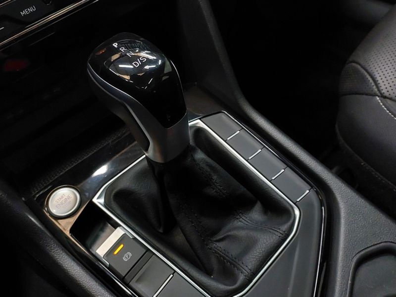 Volkswagen TAOS 1.4 250 TSI TOTAL FLEX HIGHLINE AUTOMÁTICO 2024/2024 BETIOLO NOVOS E SEMINOVOS LAJEADO / Carros no Vale