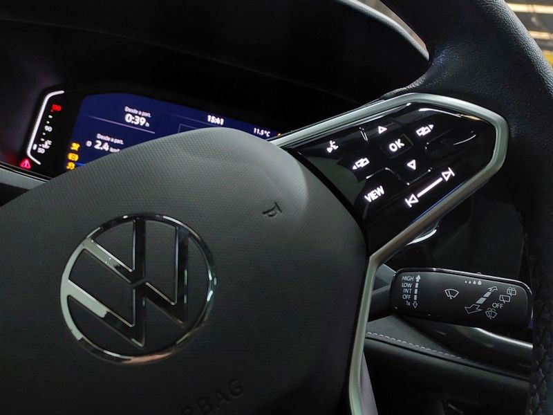 Volkswagen TAOS 1.4 250 TSI TOTAL FLEX HIGHLINE AUTOMÁTICO 2024/2024 BETIOLO NOVOS E SEMINOVOS LAJEADO / Carros no Vale