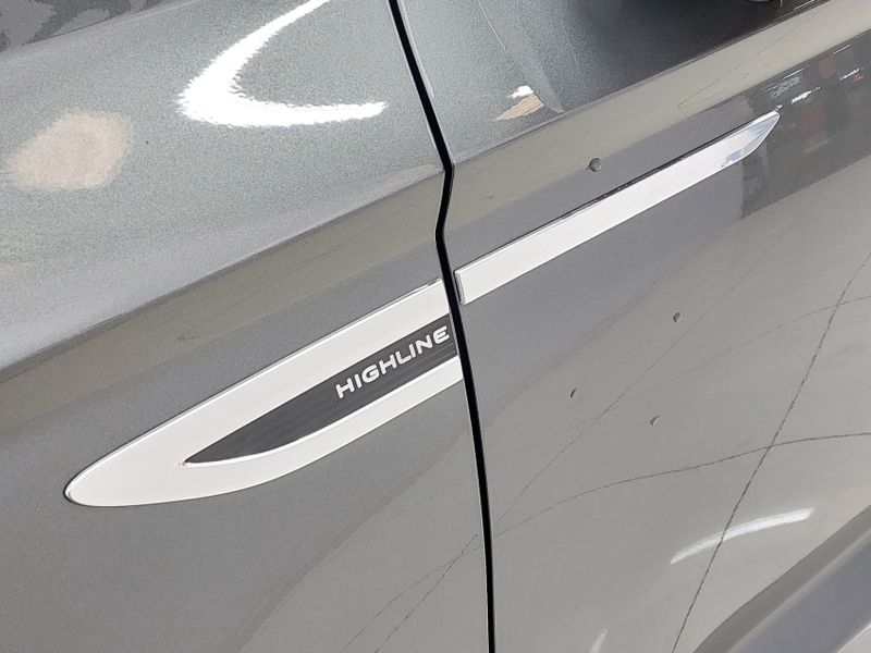 Volkswagen TAOS 1.4 250 TSI TOTAL FLEX HIGHLINE AUTOMÁTICO 2024/2024 BETIOLO NOVOS E SEMINOVOS LAJEADO / Carros no Vale