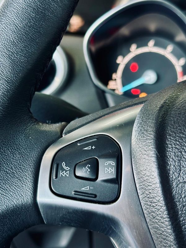 Ford FIESTA 1.6 TITANIUM HATCH 16V FLEX 4P POWERSHIFT 2015/2015 CASTELLAN E TOMAZONI MOTORS CAXIAS DO SUL / Carros no Vale