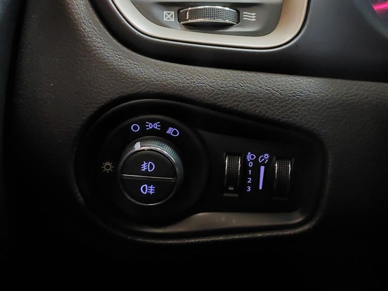 JEEP RENEGADE 1.8 16V FLEX SPORT 4P MANUAL 2016/2017 BETIOLO NOVOS E SEMINOVOS LAJEADO / Carros no Vale