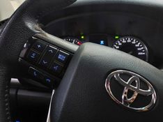 Toyota HILUX 2.8 D-4D TURBO DIESEL CD SRX PLUS 4X4 AUTOMÁTICO 2024/2024 BETIOLO NOVOS E SEMINOVOS LAJEADO / Carros no Vale