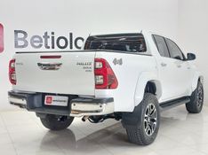 Toyota HILUX 2.8 D-4D TURBO DIESEL CD SRX PLUS 4X4 AUTOMÁTICO 2024/2024 BETIOLO NOVOS E SEMINOVOS LAJEADO / Carros no Vale