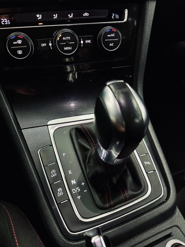 Volkswagen GOLF 2.0 TSI GTI 16V TURBO GASOLINA 4P AUTOMÁTICO 2016/2016 CASTELLAN E TOMAZONI MOTORS CAXIAS DO SUL / Carros no Vale