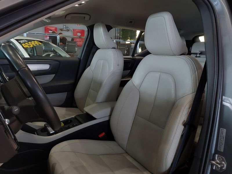 Volvo XC40 2.0 T5 GASOLINA MOMENTUM AWD GEARTRONIC 2019/2019 BETIOLO NOVOS E SEMINOVOS LAJEADO / Carros no Vale