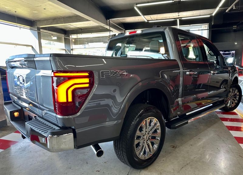 Ford F-150 5.0 V8 GASOLINA CD LARIAT FX4 AUTOMÁTICO 2024/2024 CASTELLAN E TOMAZONI MOTORS CAXIAS DO SUL / Carros no Vale