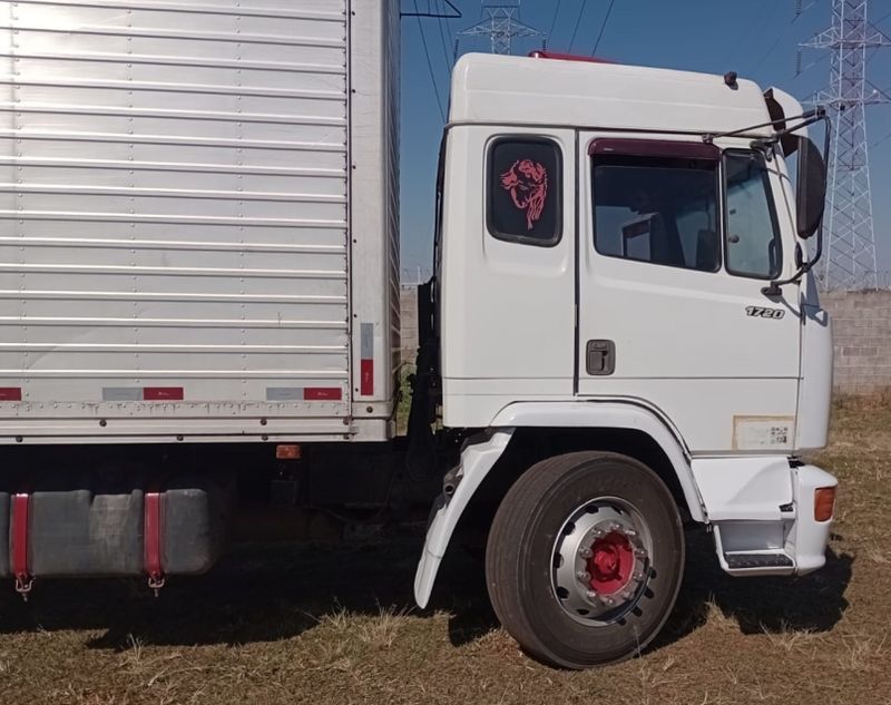 Mercedes-Benz 1720 3-Eixos 2p Baú 10,50 Mt 2003/2003 CAMINHÕES & CAMIONETAS PASSO FUNDO / Carros no Vale