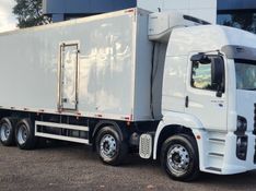 Volkswagen 24.330 8×2 24-330 E Constel 8×2 Câmara Fria 2014/2014 CAMINHÕES & CAMIONETAS PASSO FUNDO / Carros no Vale
