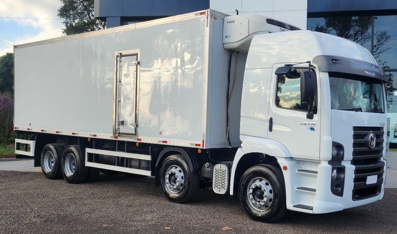 Volkswagen 24.330 8×2 24-330 E Constel 8×2 Câmara Fria 2014/2014 CAMINHÕES & CAMIONETAS PASSO FUNDO / Carros no Vale