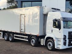 Volkswagen 24.330 8×2 24-330 E Constel 8×2 Câmara Fria 2014/2014 CAMINHÕES & CAMIONETAS PASSO FUNDO / Carros no Vale