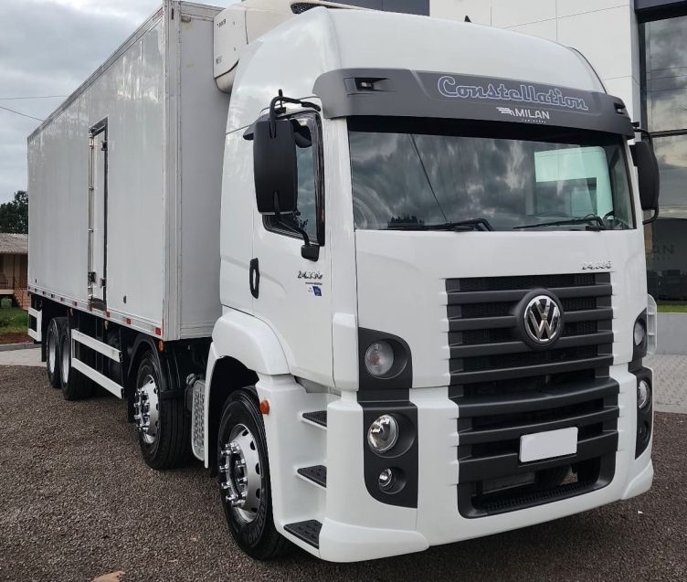 Volkswagen 24.330 8×2 24-330 E Constel 8×2 Câmara Fria 2014/2014 CAMINHÕES & CAMIONETAS PASSO FUNDO / Carros no Vale