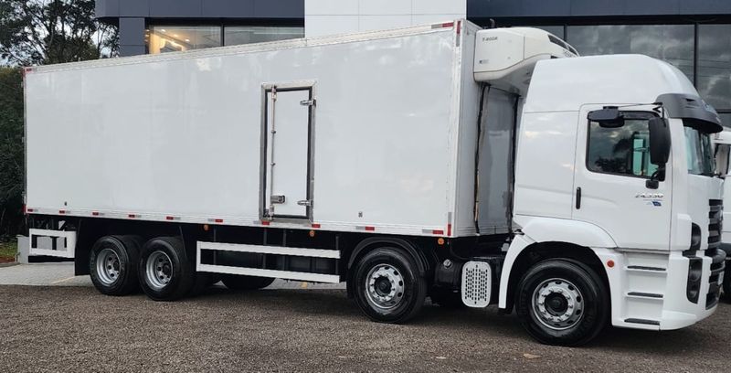 Volkswagen 24.330 8×2 24-330 E Constel 8×2 Câmara Fria 2014/2014 CAMINHÕES & CAMIONETAS PASSO FUNDO / Carros no Vale