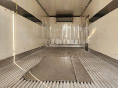 Volkswagen 24.330 8×2 24-330 E Constel 8×2 Câmara Fria 2014/2014 CAMINHÕES & CAMIONETAS PASSO FUNDO / Carros no Vale