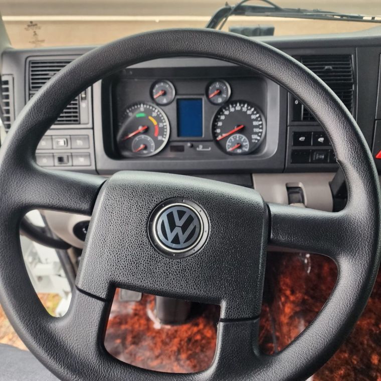 Volkswagen 24.330 8×2 24-330 E Constel 8×2 Câmara Fria 2014/2014 CAMINHÕES & CAMIONETAS PASSO FUNDO / Carros no Vale