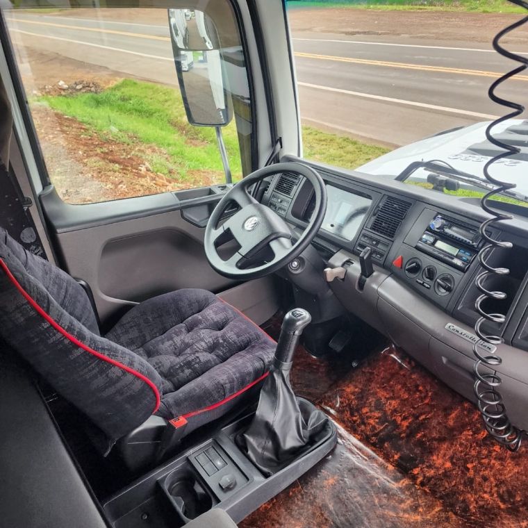 Volkswagen 24.330 8×2 24-330 E Constel 8×2 Câmara Fria 2014/2014 CAMINHÕES & CAMIONETAS PASSO FUNDO / Carros no Vale