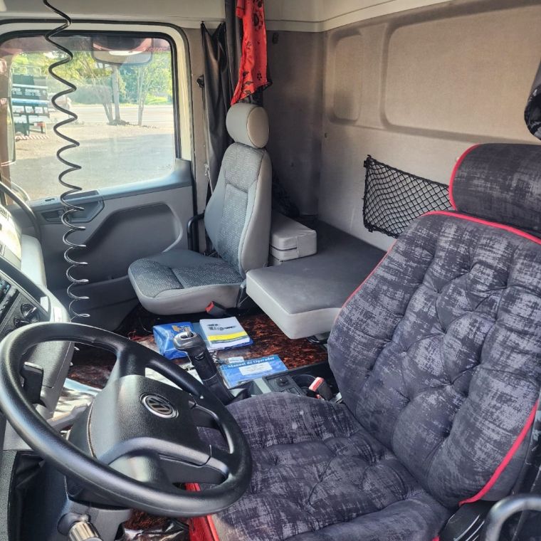 Volkswagen 24.330 8×2 24-330 E Constel 8×2 Câmara Fria 2014/2014 CAMINHÕES & CAMIONETAS PASSO FUNDO / Carros no Vale