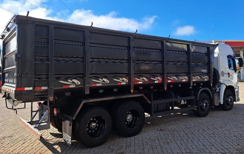 Volkswagen 30-330 Constellation 8×2 Caçamba 2022/2023 CAMINHÕES & CAMIONETAS PASSO FUNDO / Carros no Vale