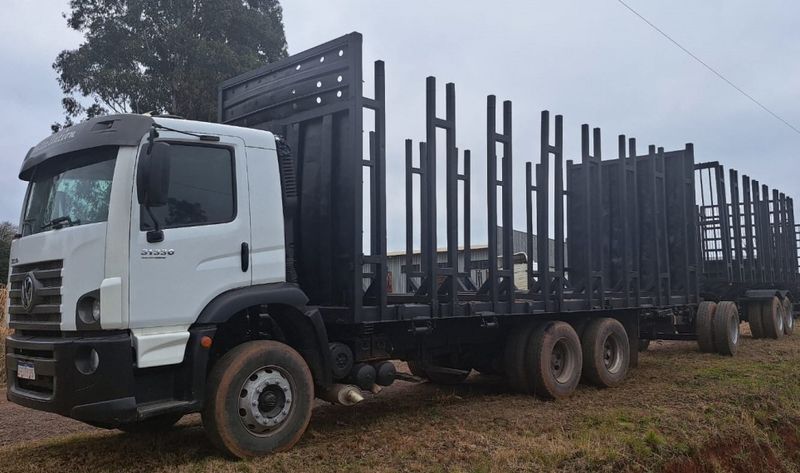 Volkswagen 31-330 E Constel 6×4 2013/2013 CAMINHÕES & CAMIONETAS PASSO FUNDO / Carros no Vale