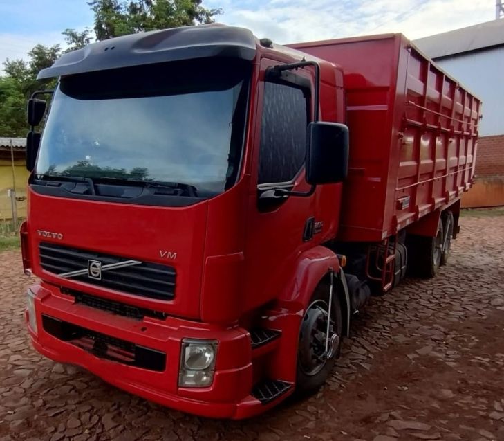 Volvo VM 260 6×2 2p Caçamba 2011/2011 CAMINHÕES & CAMIONETAS PASSO FUNDO / Carros no Vale