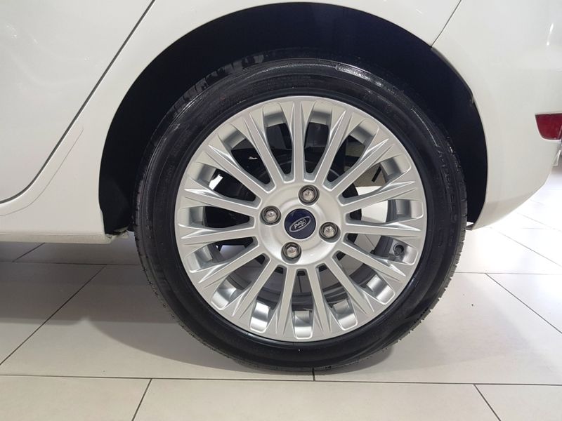 Ford FIESTA 1.6 TITANIUM HATCH 16V FLEX 4P POWERSHIFT 2016/2016 ADVANT AUTOMÓVEIS CAXIAS DO SUL / Carros no Vale