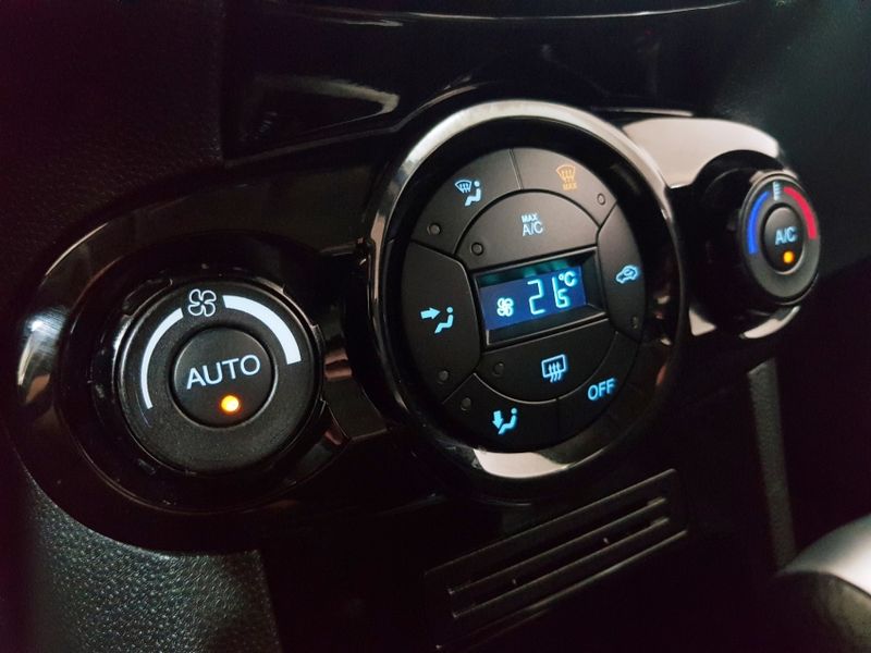 Ford FIESTA 1.6 TITANIUM HATCH 16V FLEX 4P POWERSHIFT 2016/2016 ADVANT AUTOMÓVEIS CAXIAS DO SUL / Carros no Vale