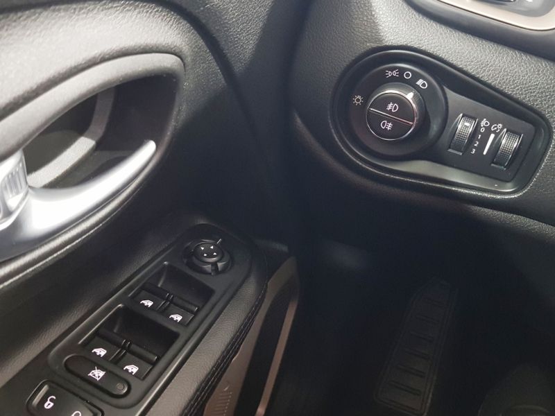 JEEP RENEGADE 1.8 16V FLEX LONGITUDE 4P AUTOMÁTICO 2015/2016 ADVANT AUTOMÓVEIS CAXIAS DO SUL / Carros no Vale