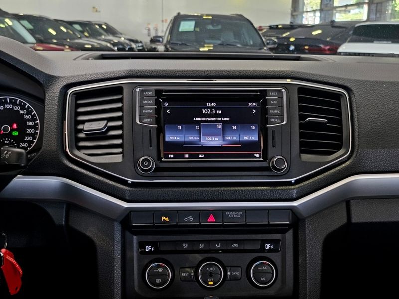 Volkswagen AMAROK 2.0 HIGHLINE 4X4 CD 16V TURBO INTERCOOLER DIESEL 4P AUTOMÁTICO 2016/2017 CARRO DEZ NOVO HAMBURGO / Carros no Vale
