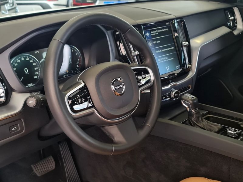 Volvo XC60 2.0 T5 GASOLINA MOMENTUM AWD GEARTRONIC 2018/2019 CARRO DEZ NOVO HAMBURGO / Carros no Vale