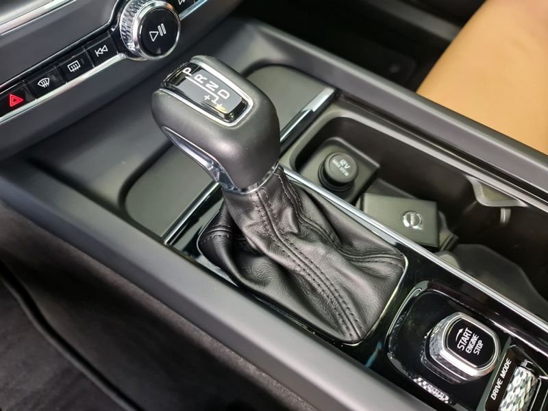 Volvo XC60 2.0 T5 GASOLINA MOMENTUM AWD GEARTRONIC 2018/2019 CARRO DEZ NOVO HAMBURGO / Carros no Vale