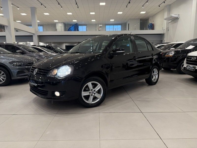 Volkswagen POLO SEDAN 1.6 2013 DINAMICA-CAR VENÂNCIO AIRES / Carros no Vale