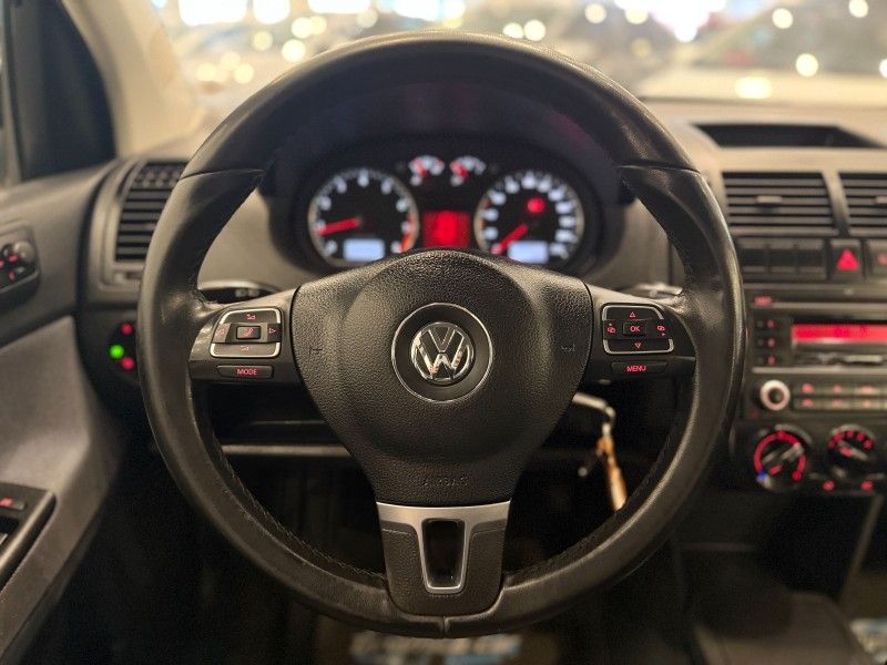 Volkswagen POLO SEDAN 1.6 2013 DINAMICA-CAR VENÂNCIO AIRES / Carros no Vale