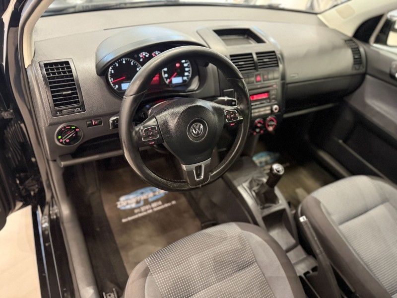 Volkswagen POLO SEDAN 1.6 2013 DINAMICA-CAR VENÂNCIO AIRES / Carros no Vale