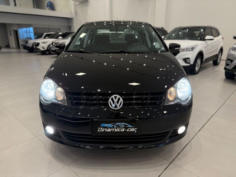 Volkswagen POLO SEDAN 1.6 2013 DINAMICA-CAR VENÂNCIO AIRES / Carros no Vale