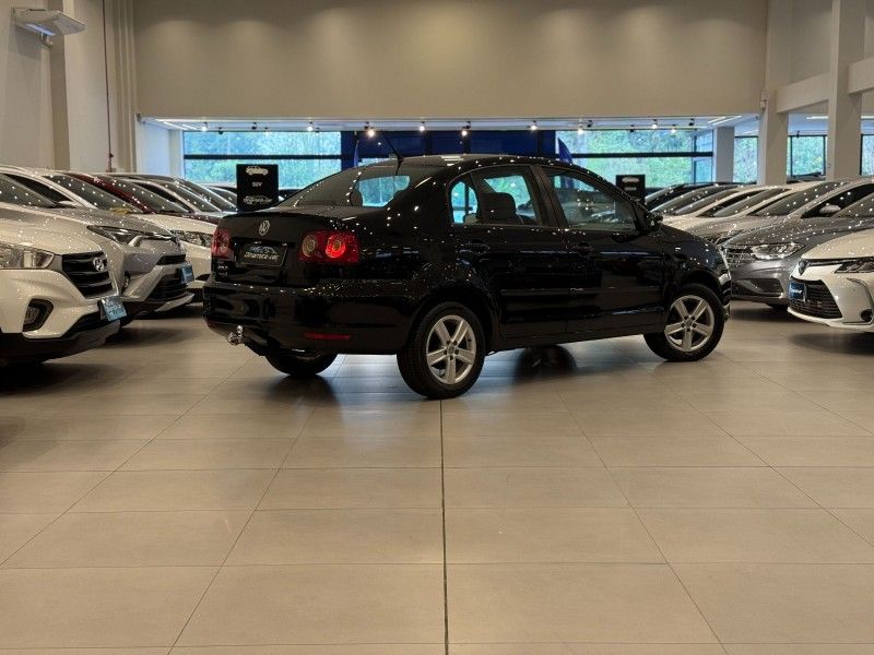 Volkswagen POLO SEDAN 1.6 2013 DINAMICA-CAR VENÂNCIO AIRES / Carros no Vale