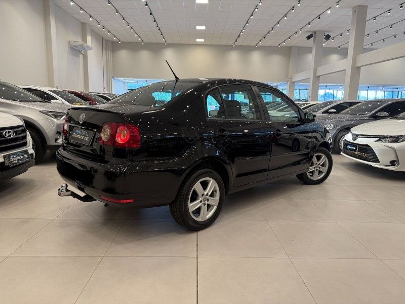 Volkswagen POLO SEDAN 1.6 2013 DINAMICA-CAR VENÂNCIO AIRES / Carros no Vale