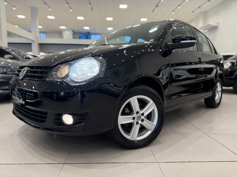 Volkswagen POLO SEDAN 1.6 2013 DINAMICA-CAR VENÂNCIO AIRES / Carros no Vale