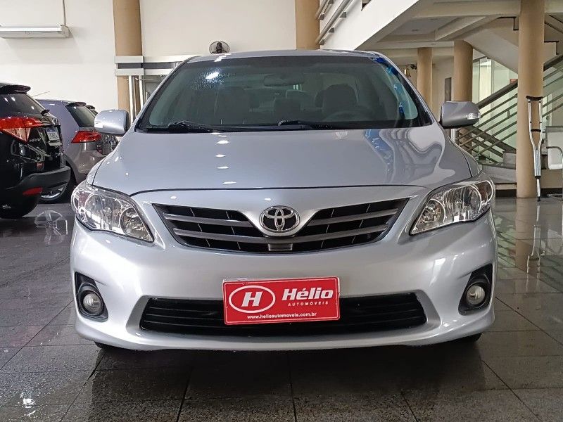 Toyota COROLLA XEi 2.0 2013 HÉLIO AUTOMÓVEIS LAJEADO / Carros no Vale