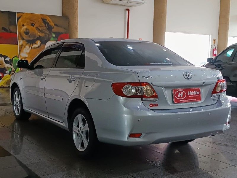 Toyota COROLLA XEi 2.0 2013 HÉLIO AUTOMÓVEIS LAJEADO / Carros no Vale