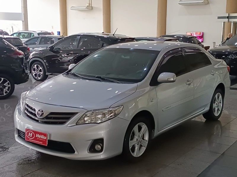 Toyota COROLLA XEi 2.0 2013 HÉLIO AUTOMÓVEIS LAJEADO / Carros no Vale