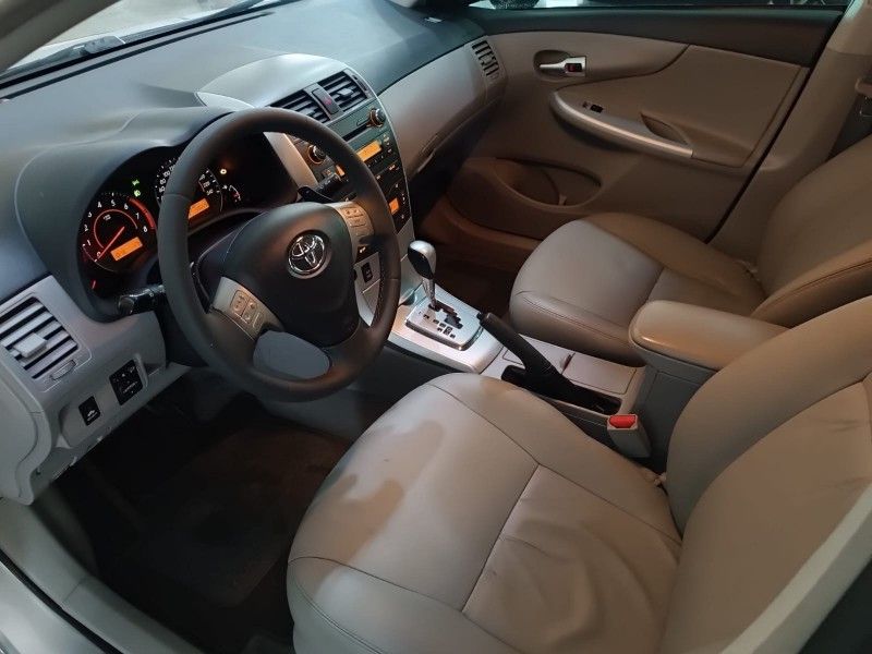 Toyota COROLLA XEi 2.0 2013 HÉLIO AUTOMÓVEIS LAJEADO / Carros no Vale