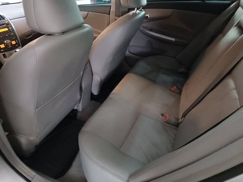 Toyota COROLLA XEi 2.0 2013 HÉLIO AUTOMÓVEIS LAJEADO / Carros no Vale