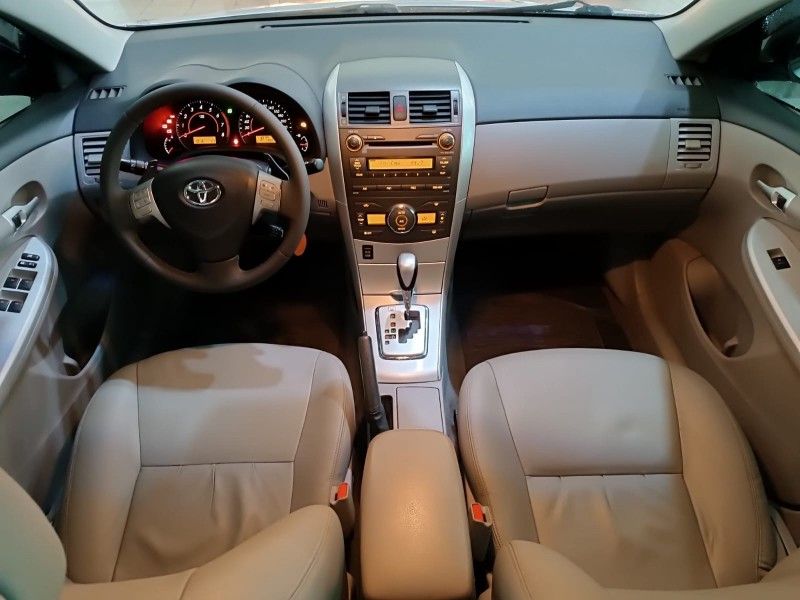 Toyota COROLLA XEi 2.0 2013 HÉLIO AUTOMÓVEIS LAJEADO / Carros no Vale