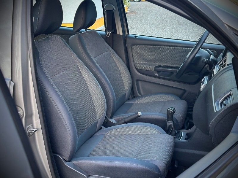 Volkswagen FOX TREND 1.6 2012 NEUMANN VEÍCULOS ARROIO DO MEIO / Carros no Vale
