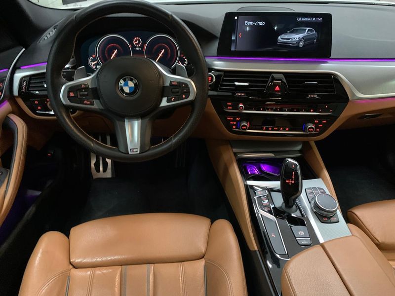 BMW 530I 2.0 16V TURBO GASOLINA M SPORT AUTOMÁTICO 2017/2018 FÁBIO BERNARDES PORTO ALEGRE / Carros no Vale