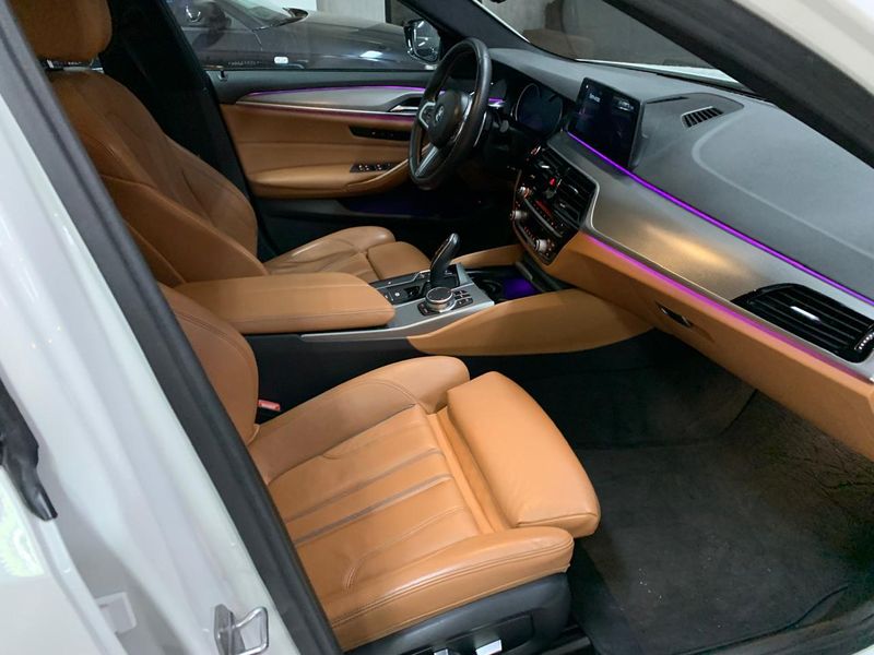 BMW 530I 2.0 16V TURBO GASOLINA M SPORT AUTOMÁTICO 2017/2018 FÁBIO BERNARDES PORTO ALEGRE / Carros no Vale