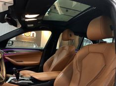 BMW 530I 2.0 16V TURBO GASOLINA M SPORT AUTOMÁTICO 2017/2018 FÁBIO BERNARDES PORTO ALEGRE / Carros no Vale