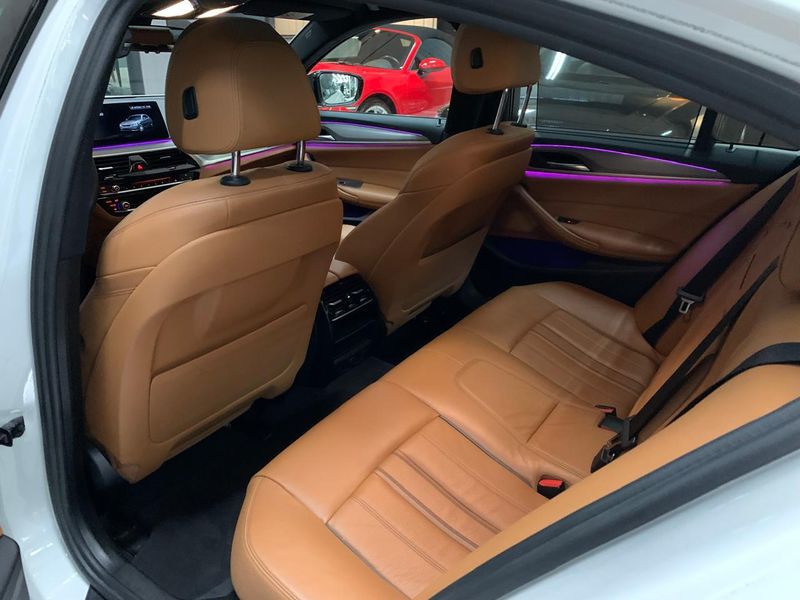 BMW 530I 2.0 16V TURBO GASOLINA M SPORT AUTOMÁTICO 2017/2018 FÁBIO BERNARDES PORTO ALEGRE / Carros no Vale