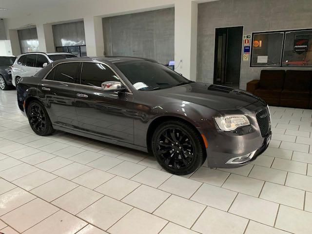 CHRYSLER 300 C 3.6 V6 GASOLINA AUTOMÁTICO 2015/2015 FÁBIO BERNARDES PORTO ALEGRE / Carros no Vale